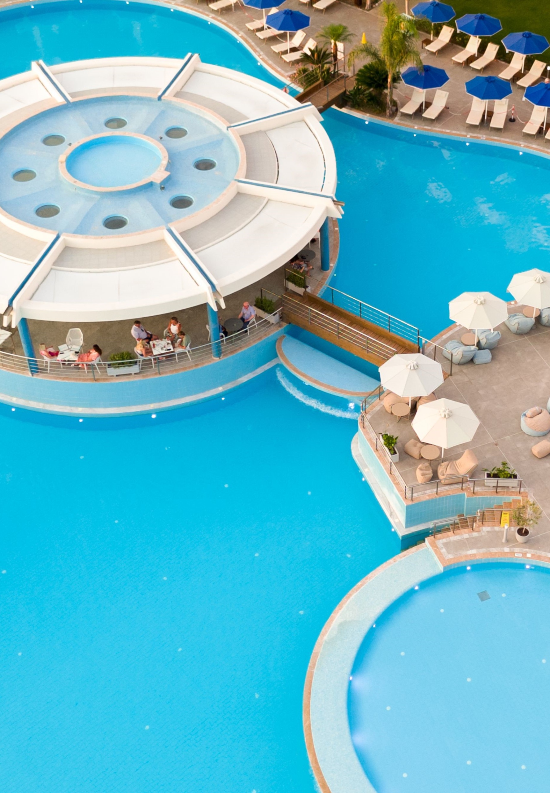 Rotonda pool top_mob