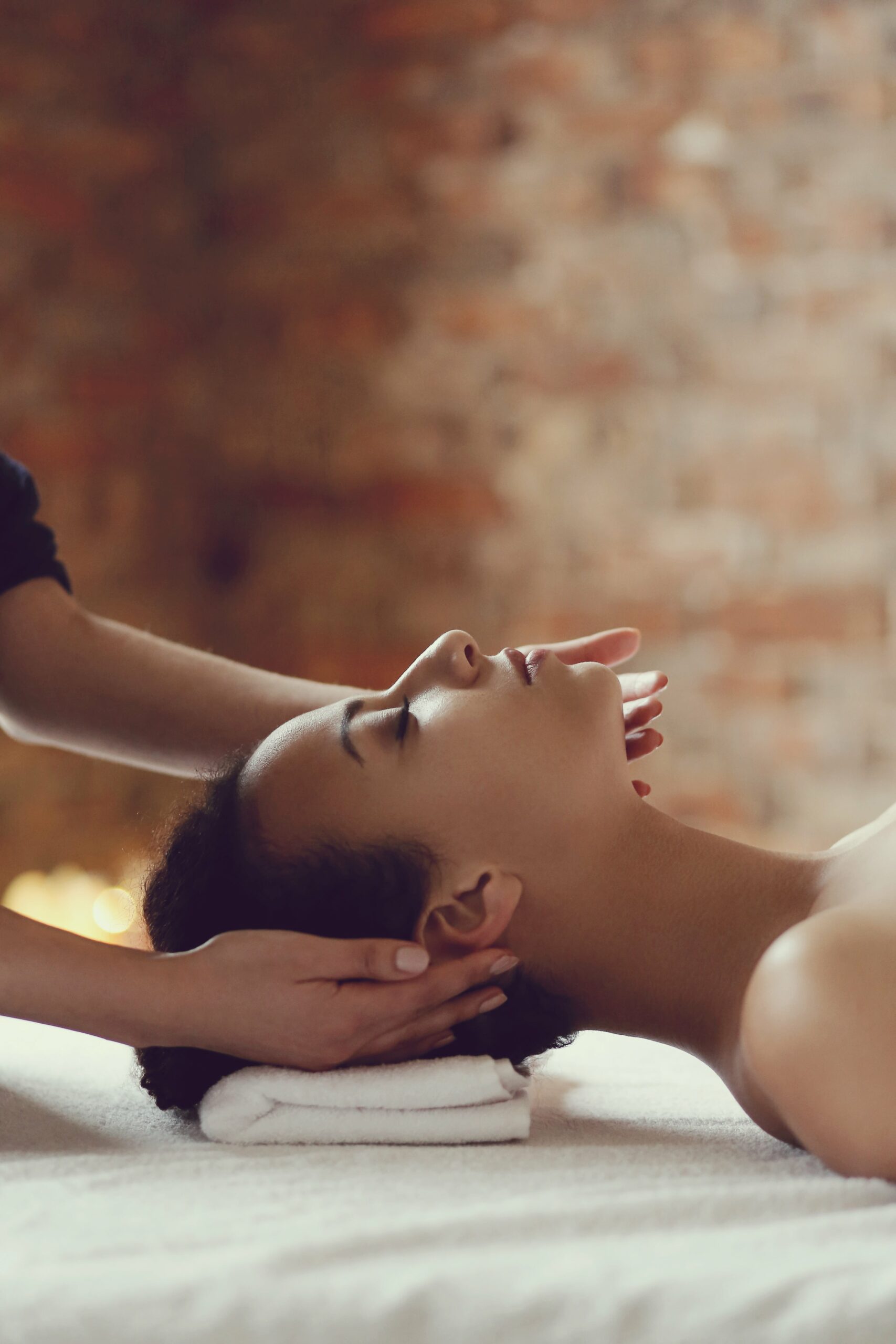 afrikanisch-amerikanische-Frau-erhält-entspannende-Massage-Spa (1)-min