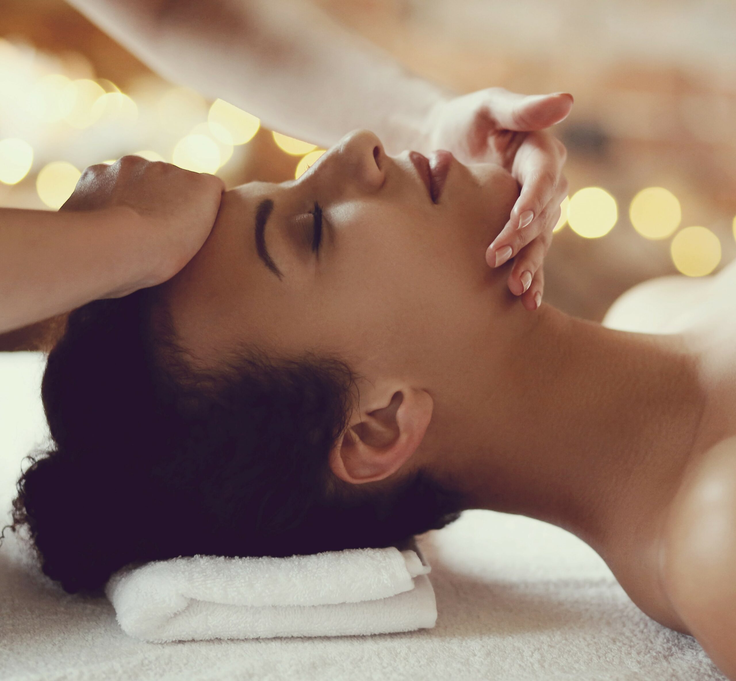 afrikanisch-amerikanische-Frau-erhält-entspannende-Massage-Spa (2)-min