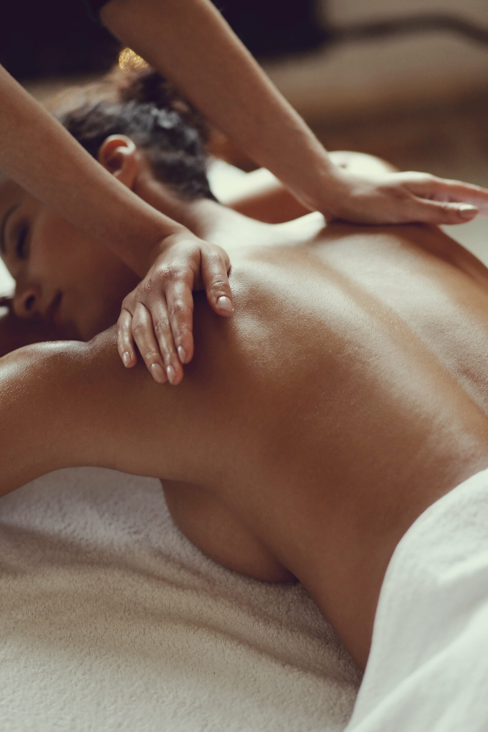 afrikanisch-amerikanische-frau-erhält-entspannende-massage-spa-min