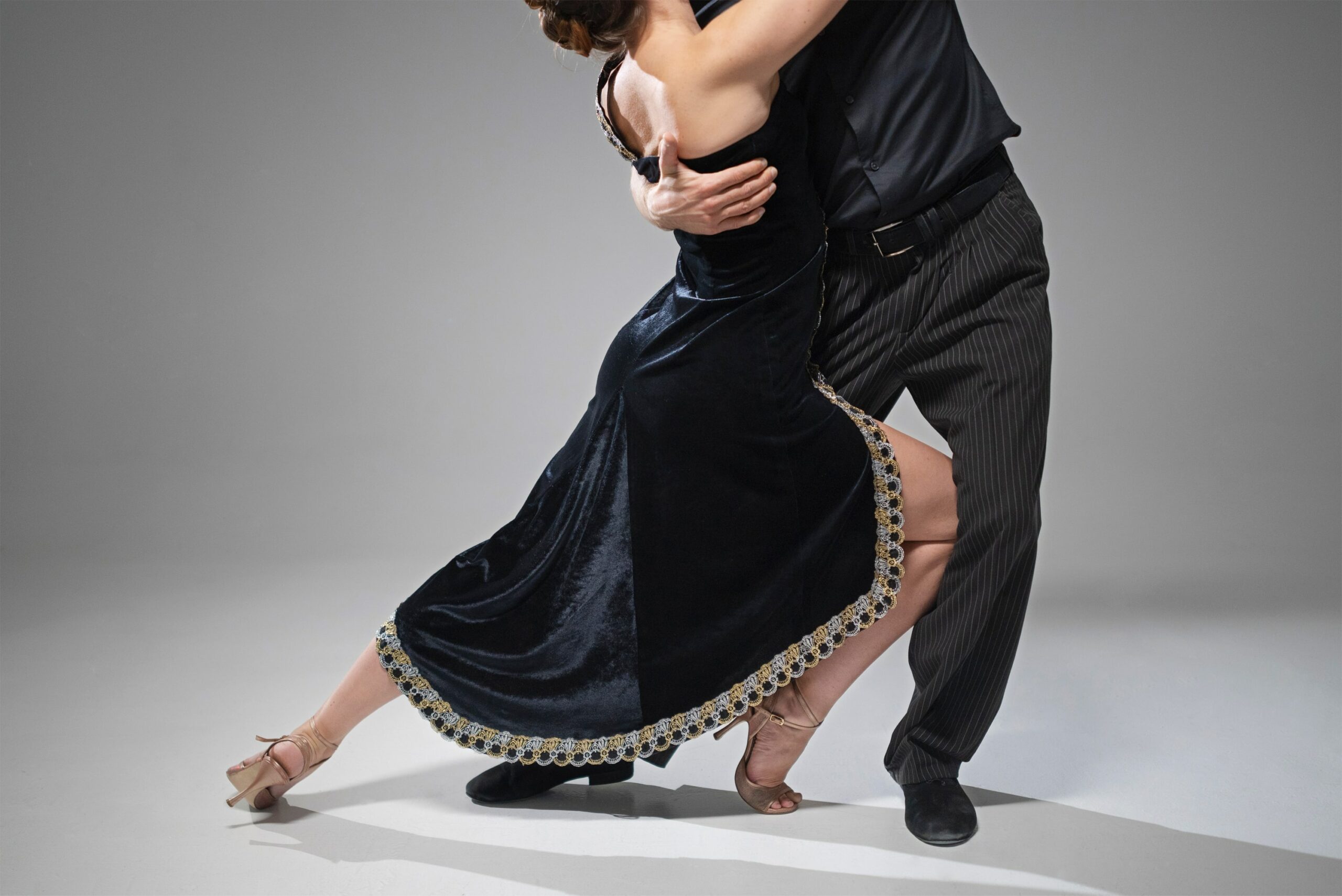 attraktive-elegante-menschen-tanzen-tango-min