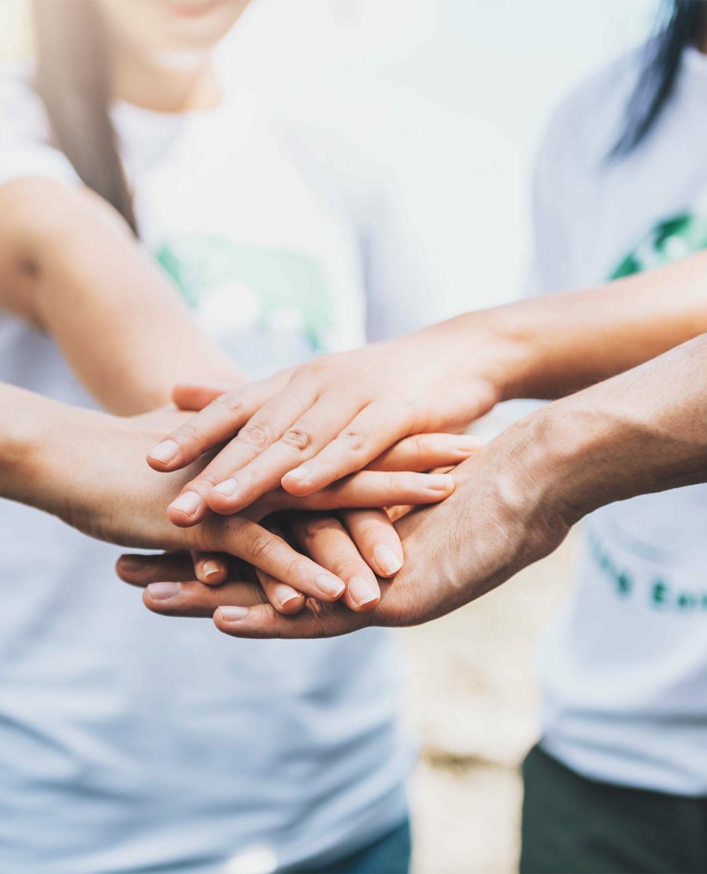 Nahaufnahme-Menschen-Freiwillige-Teamarbeit-Finger-Sternchen-Hände-zusammen-Stapeln-Hände-Einheit-Teamarbeit-Welt-Umwelt-Tag