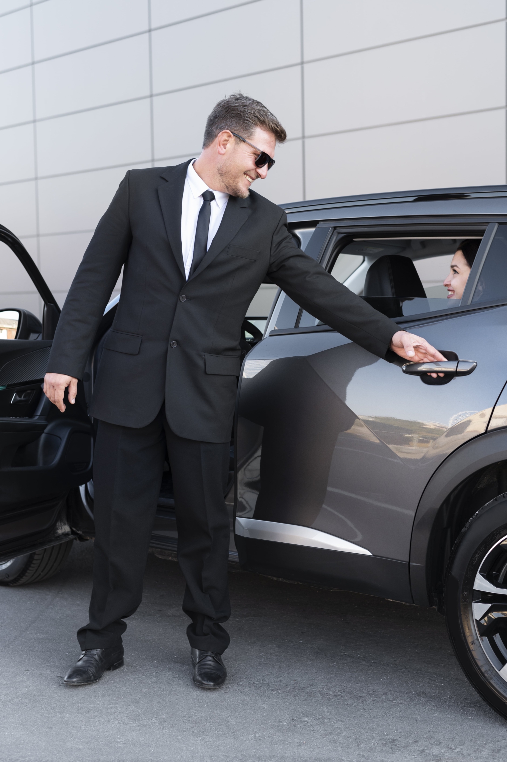 driver-with-opened-car-door-min (1)