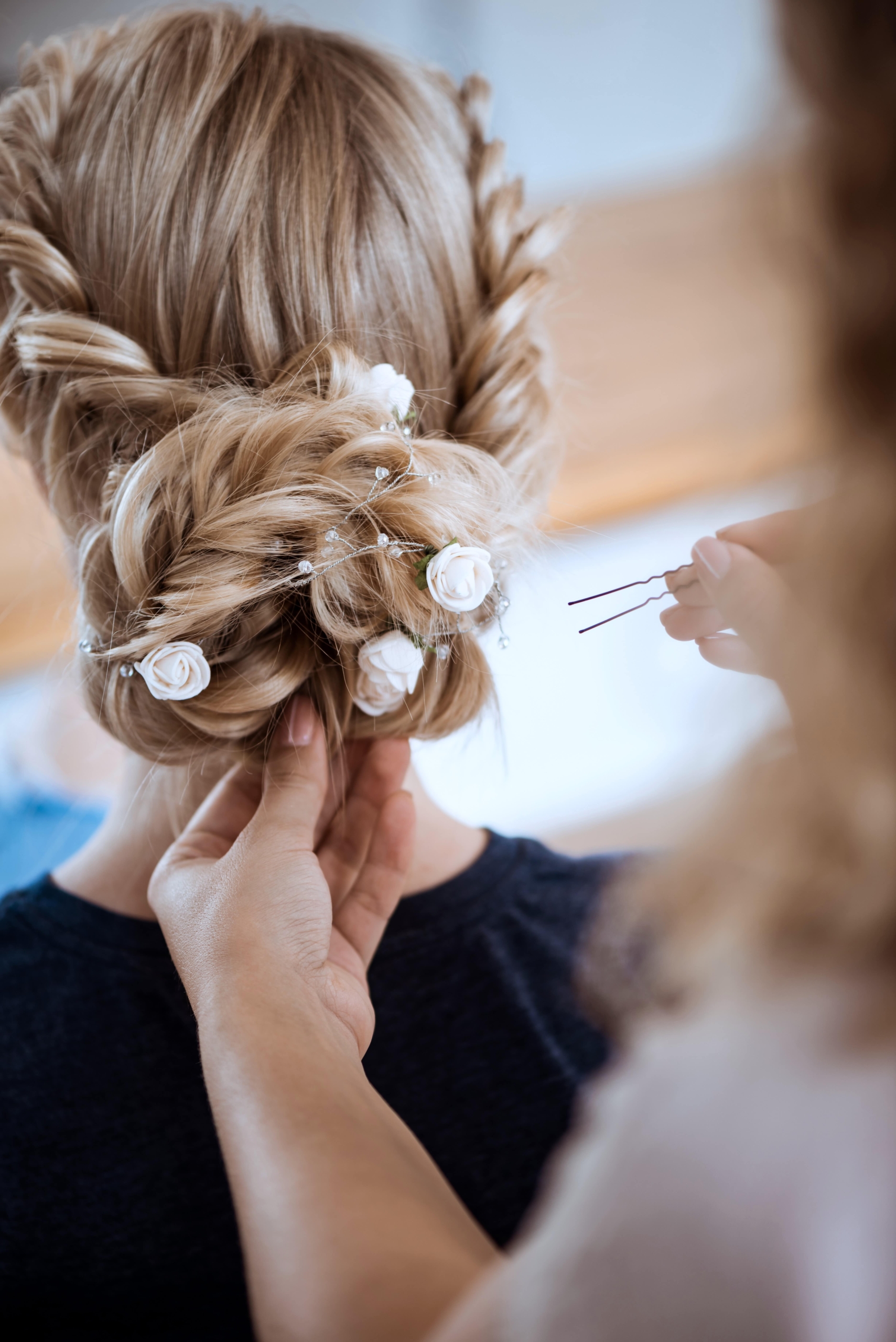 female-hairdresser-making-hairstyle-blonde-woman-beauty-salon-min