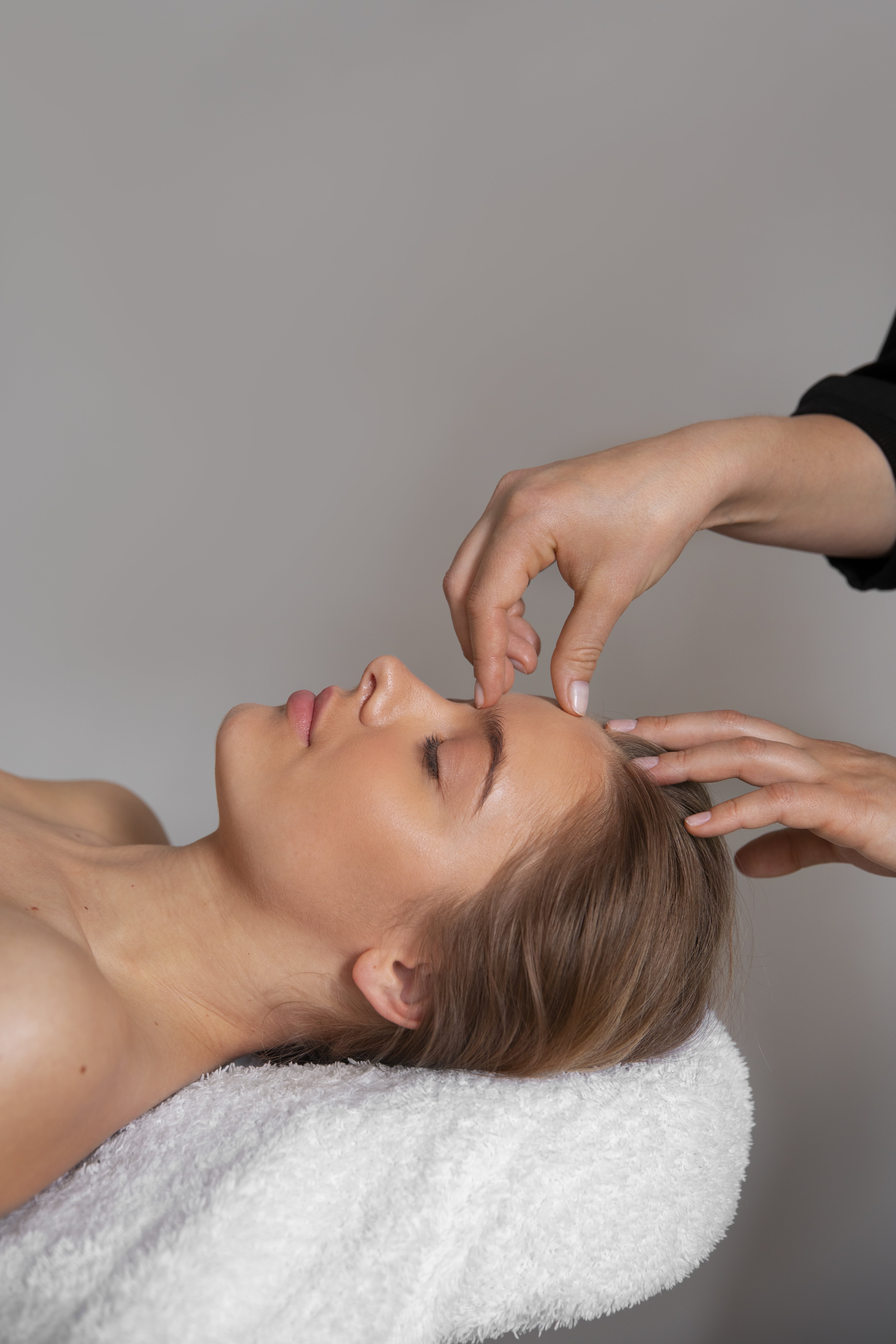 female-masseur-giving-back-massage-client-min