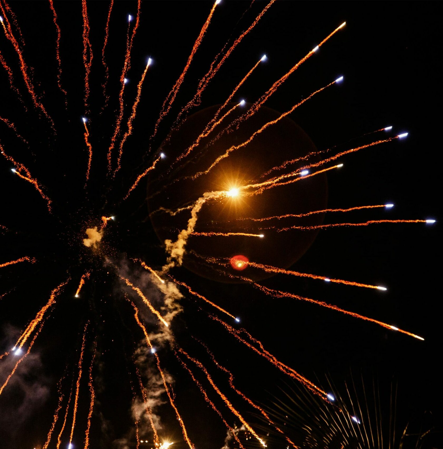 feuerwerk-fliegen-wie-pfeile-nachthimmel 5-min