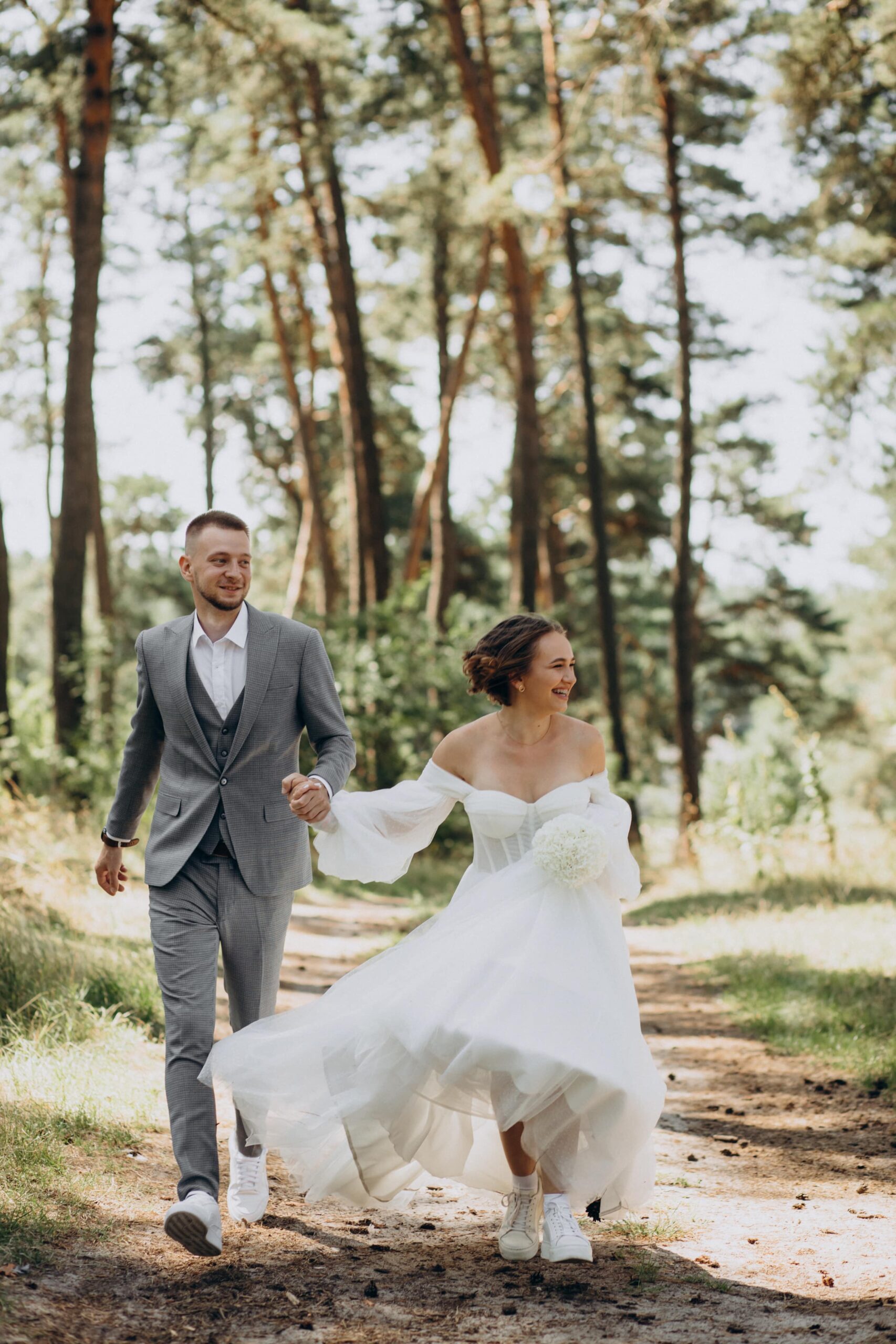 Bräutigam-Braut-ihr-Hochzeitstag-Wald-min