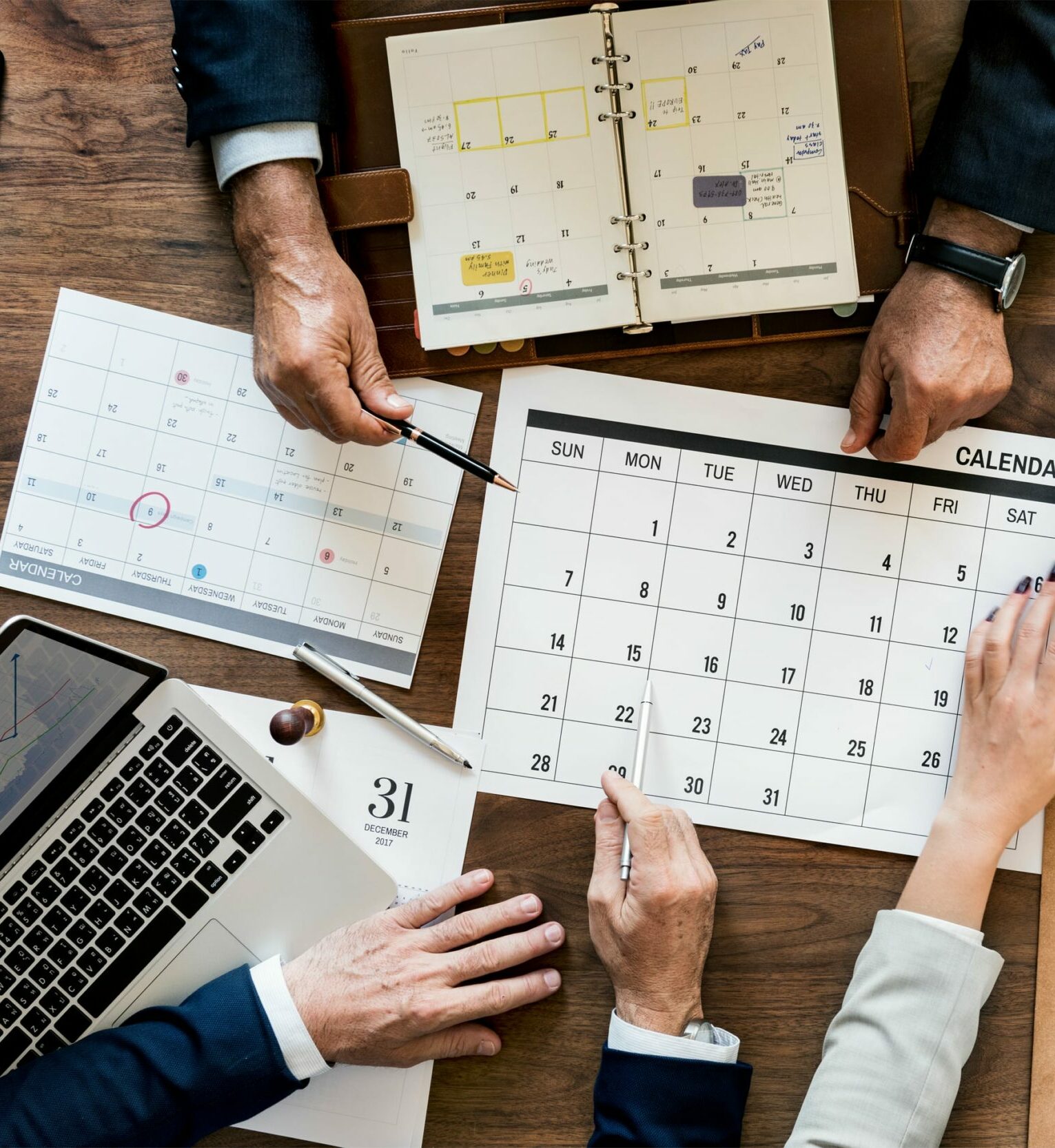 gruppe-geschaeftsleute-haben-meeting-min