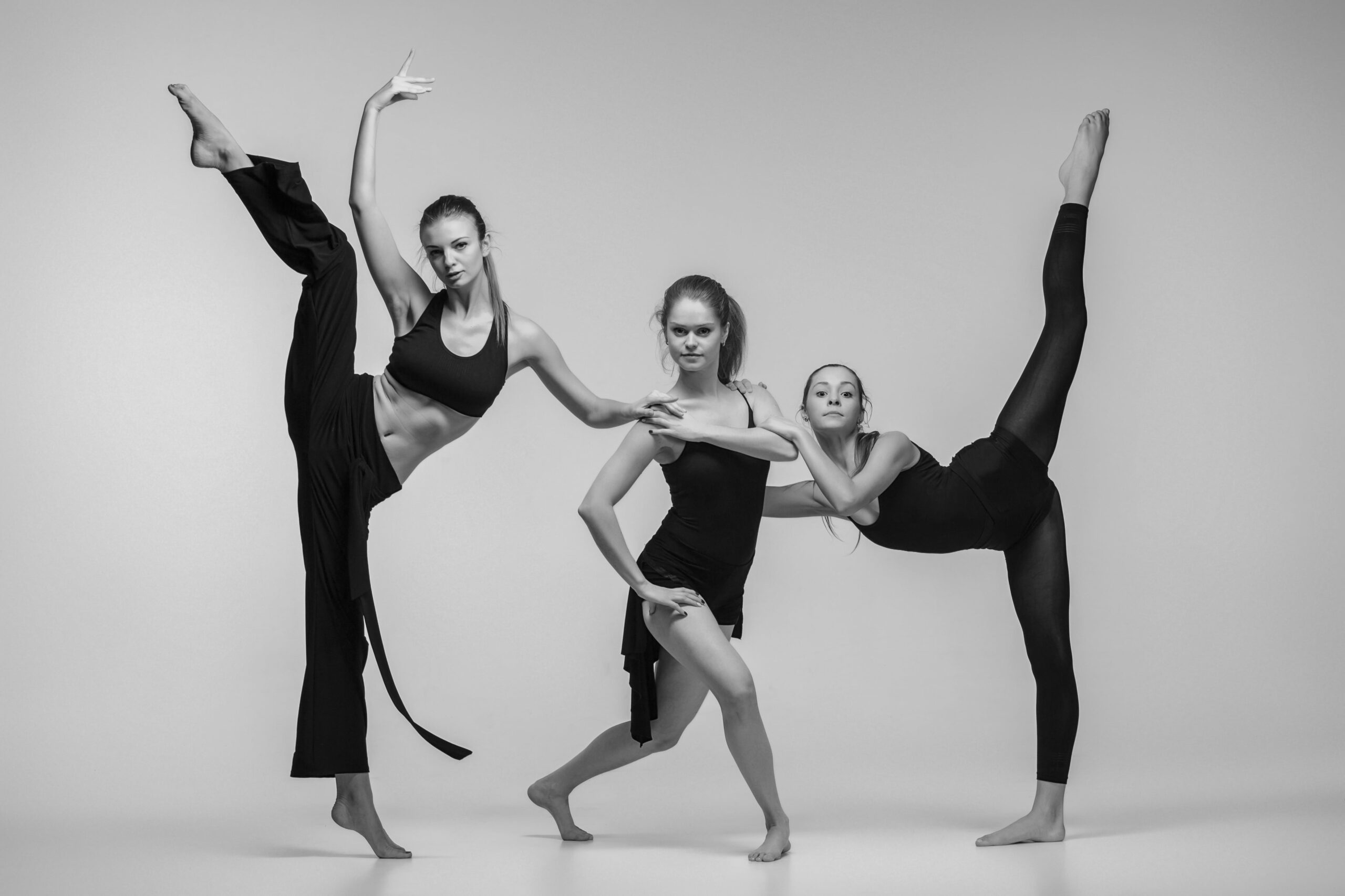 group-modern-ballet-dancers-min