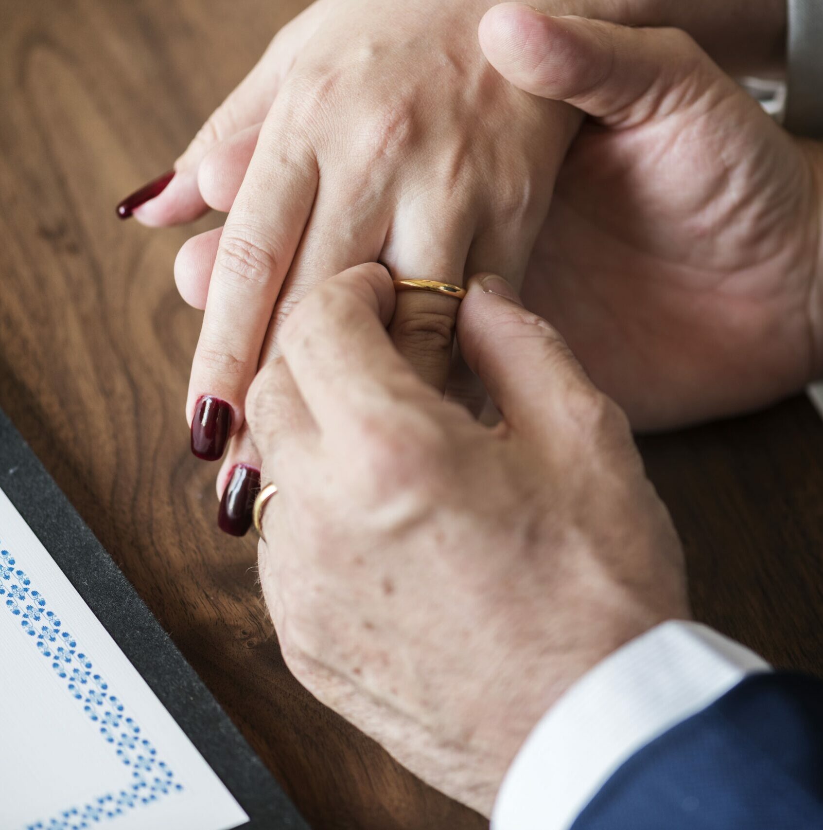 married-elderly-couple-with-rings-min