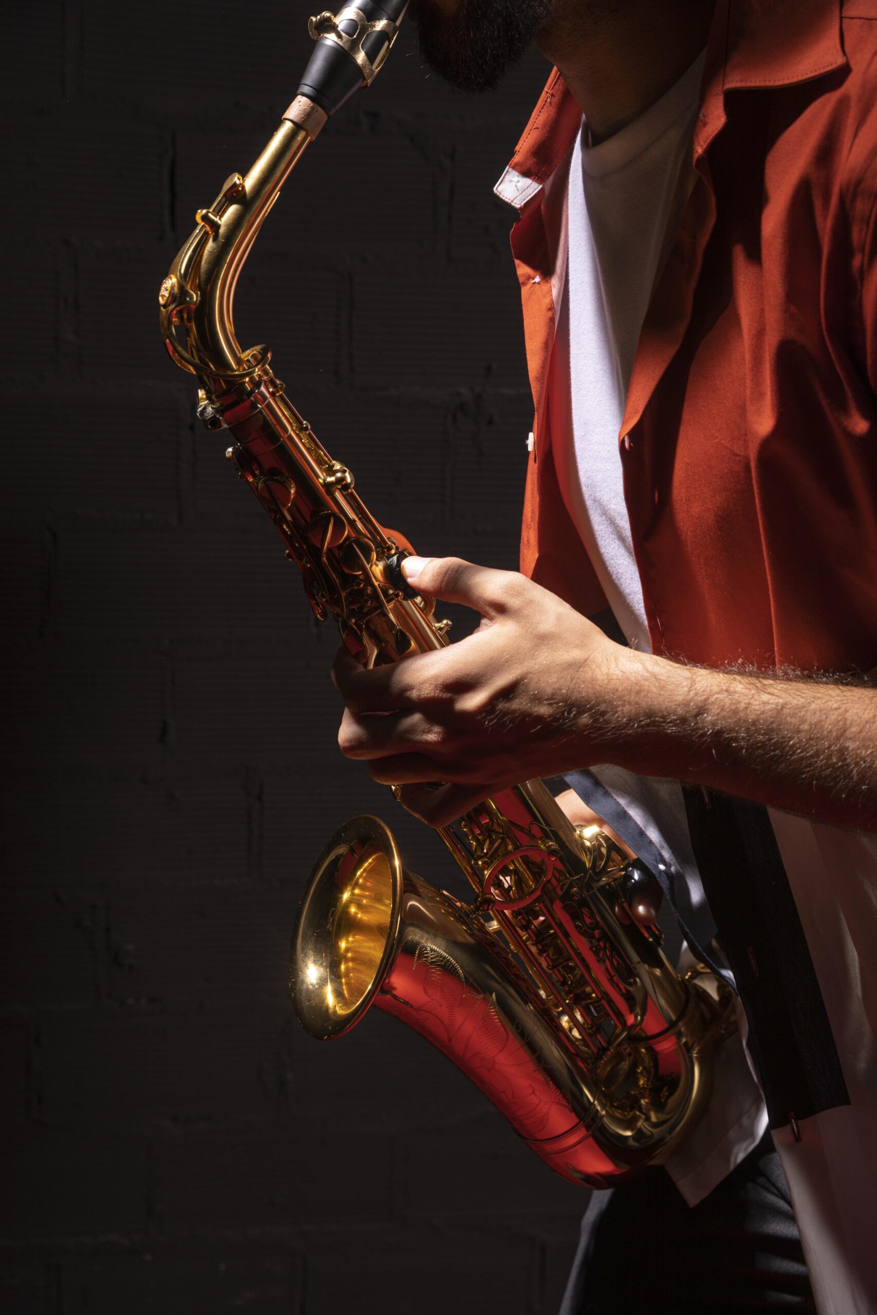 Seitenansicht-Männlicher-Musiker-spielt-Saxophon-min
