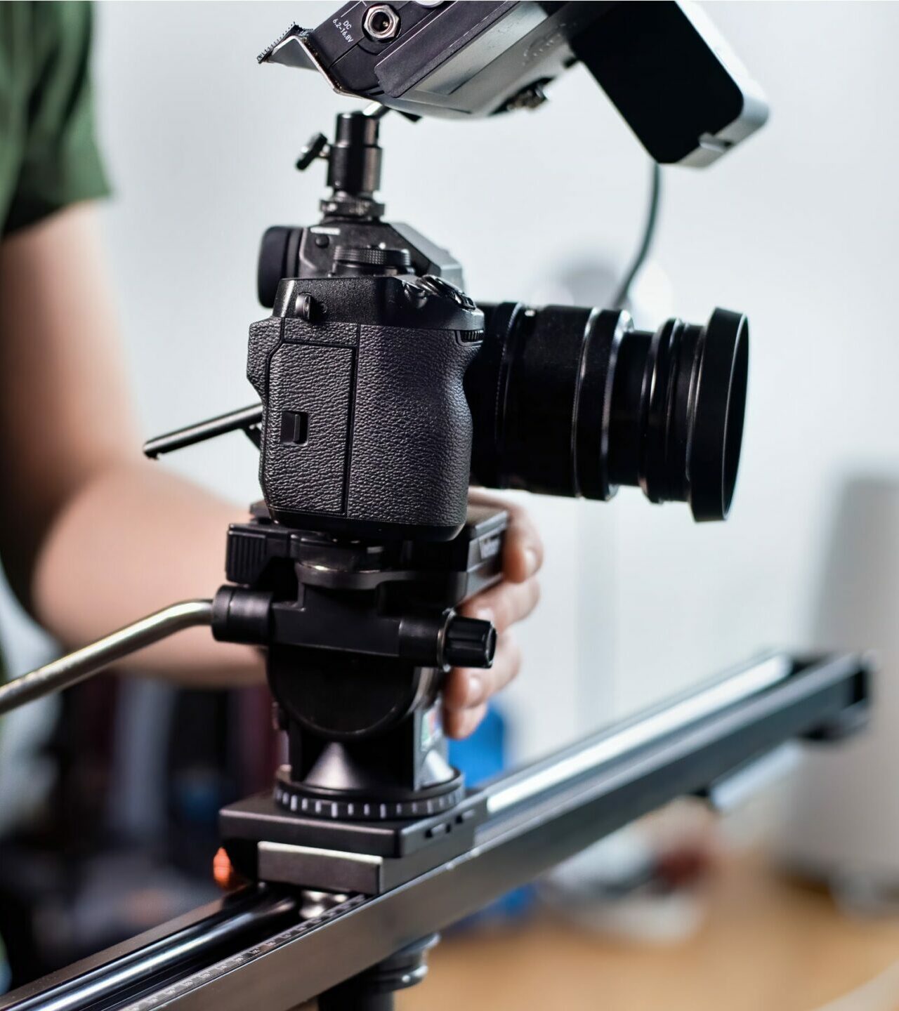 young-content-creator-man-filming-with-camera-slider-professiona6l-rig-min