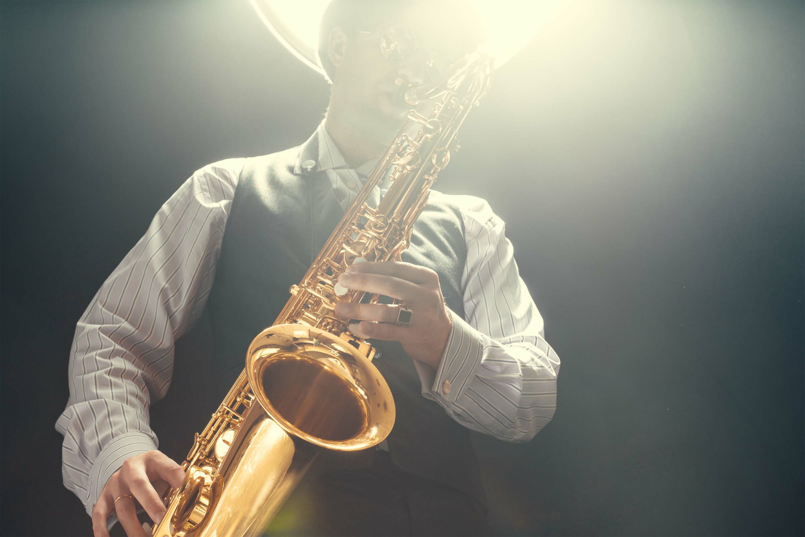 young-man-playing-saxophone mi