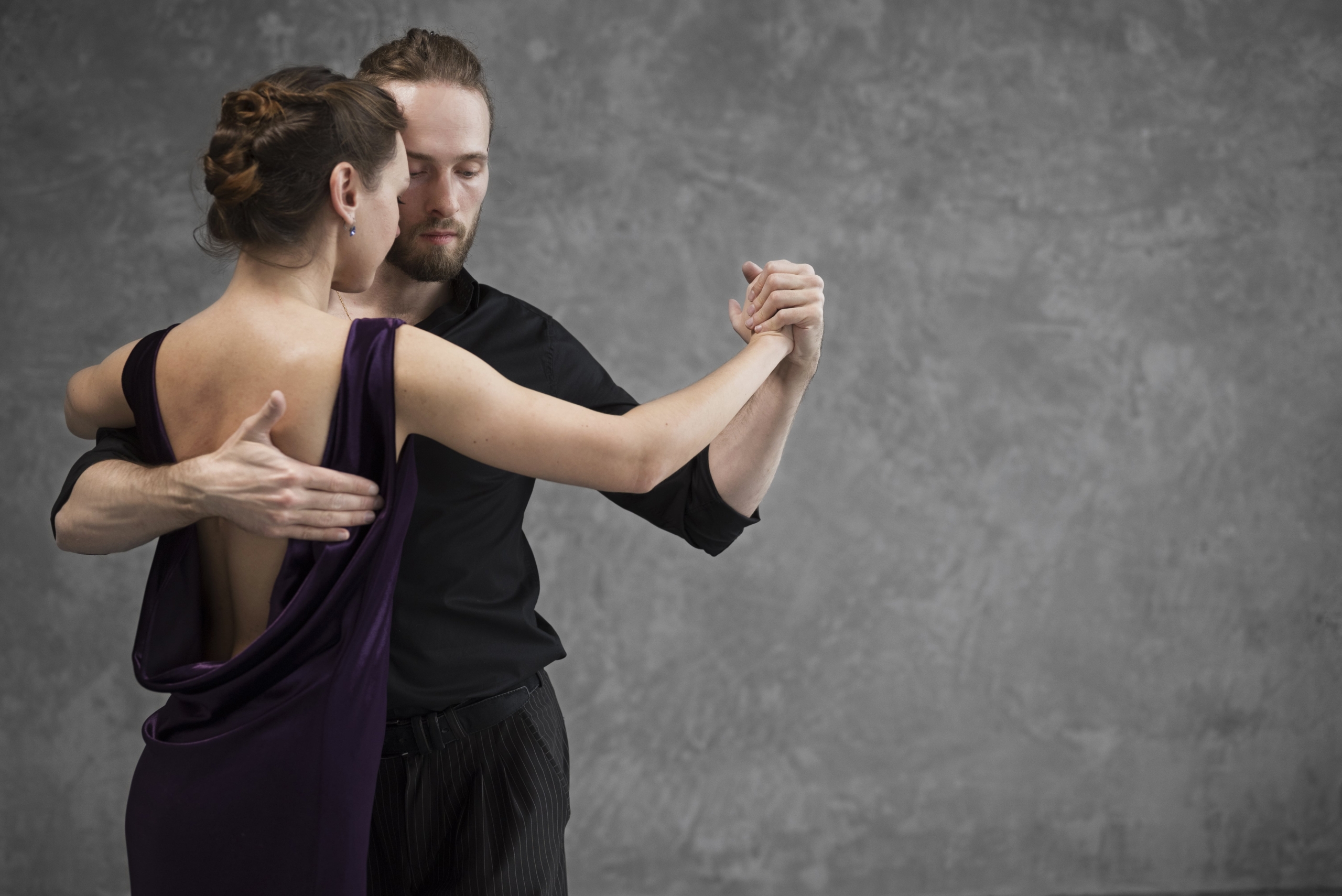 young-people-dancing-tango-studio (1)-min