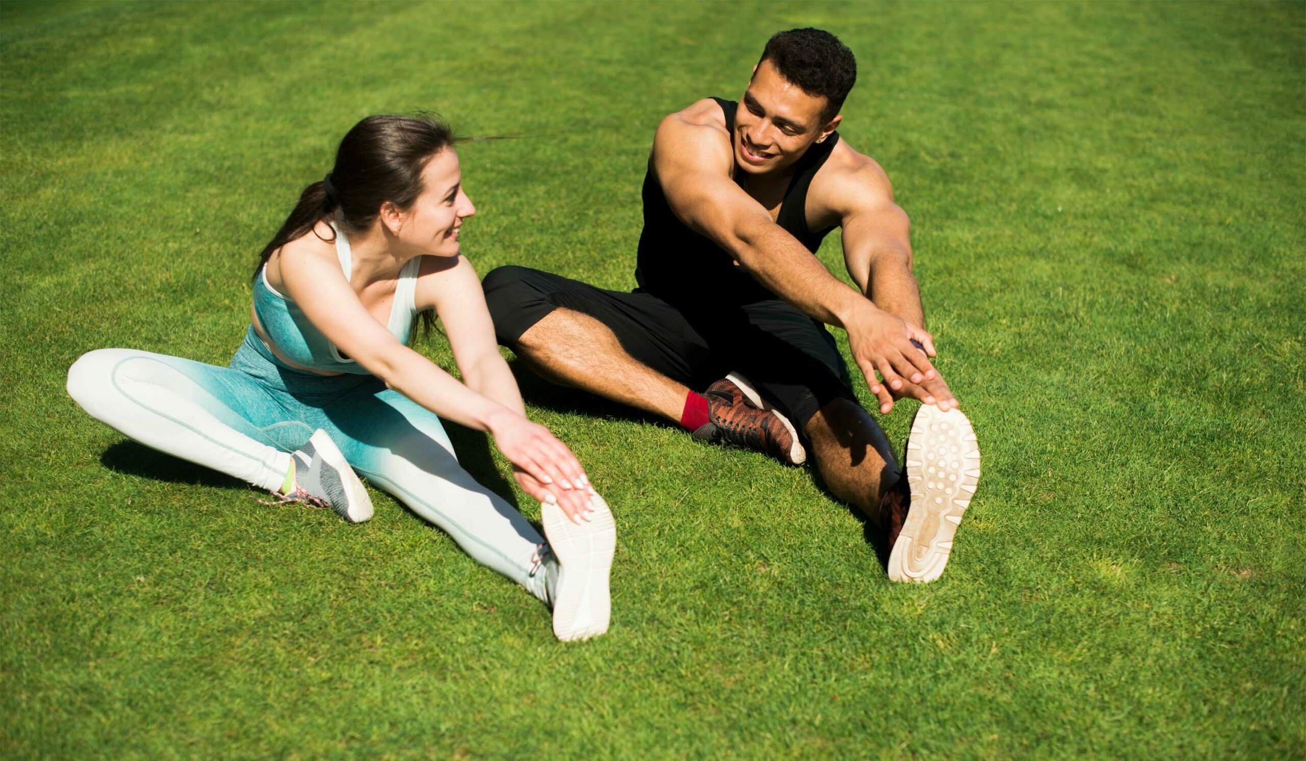 Junge-Leute-üben-Sport-im-Outdoor-Bereich1