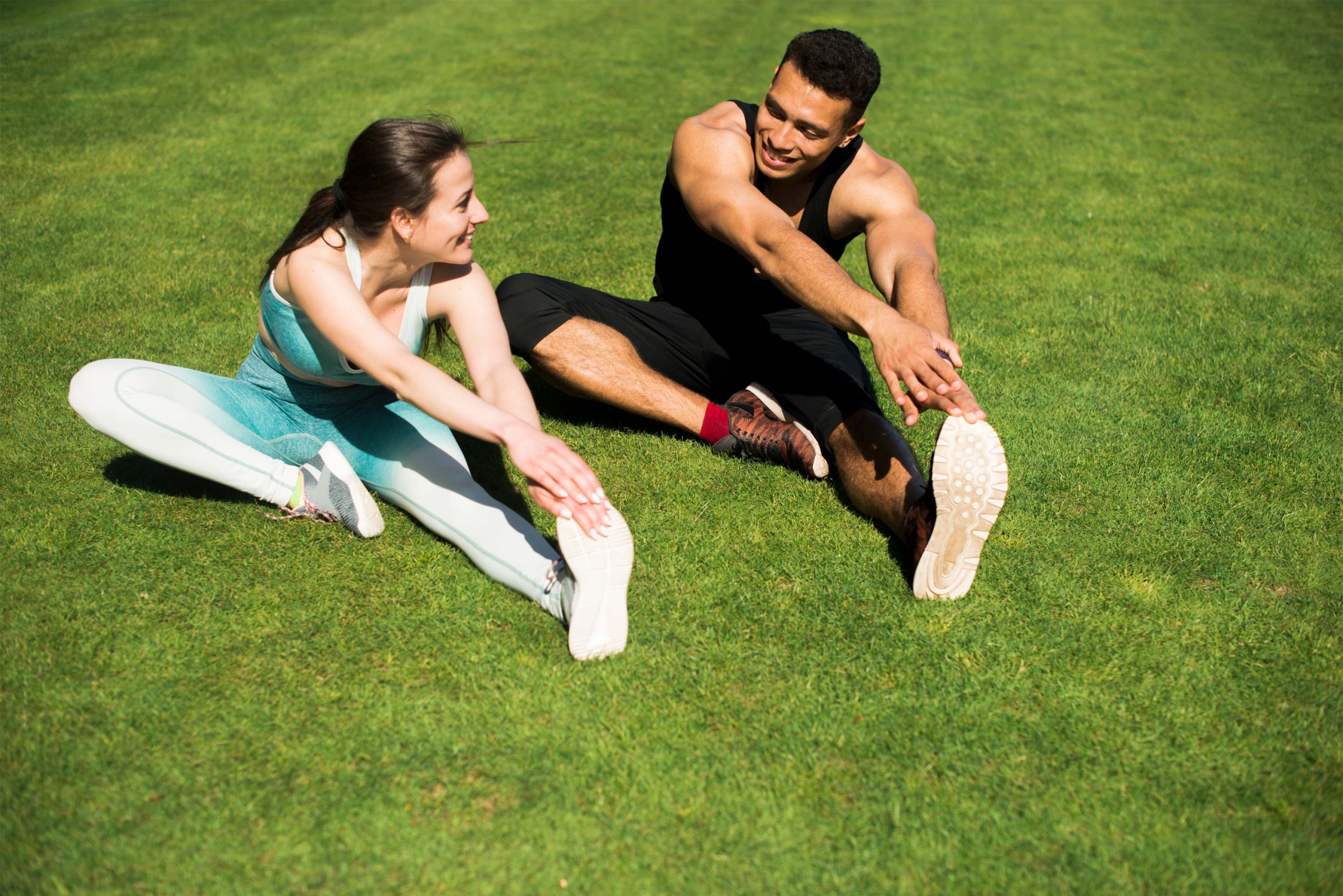 Junge-Leute-üben-Sport-im-Outdoor-Bereich1