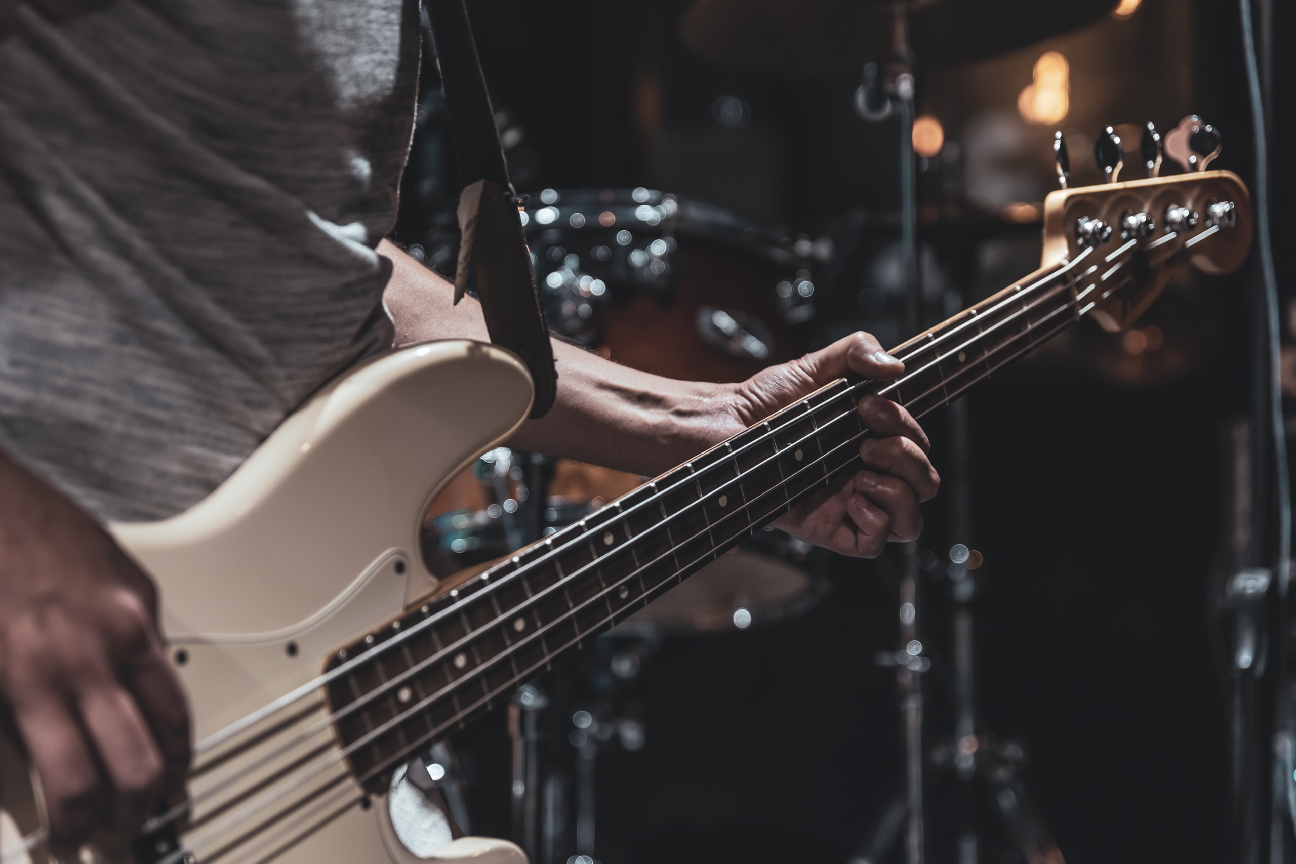 nahaufnahme-bass-gitarre-verwischt-dunkler-hintergrund-kopier-raum-min