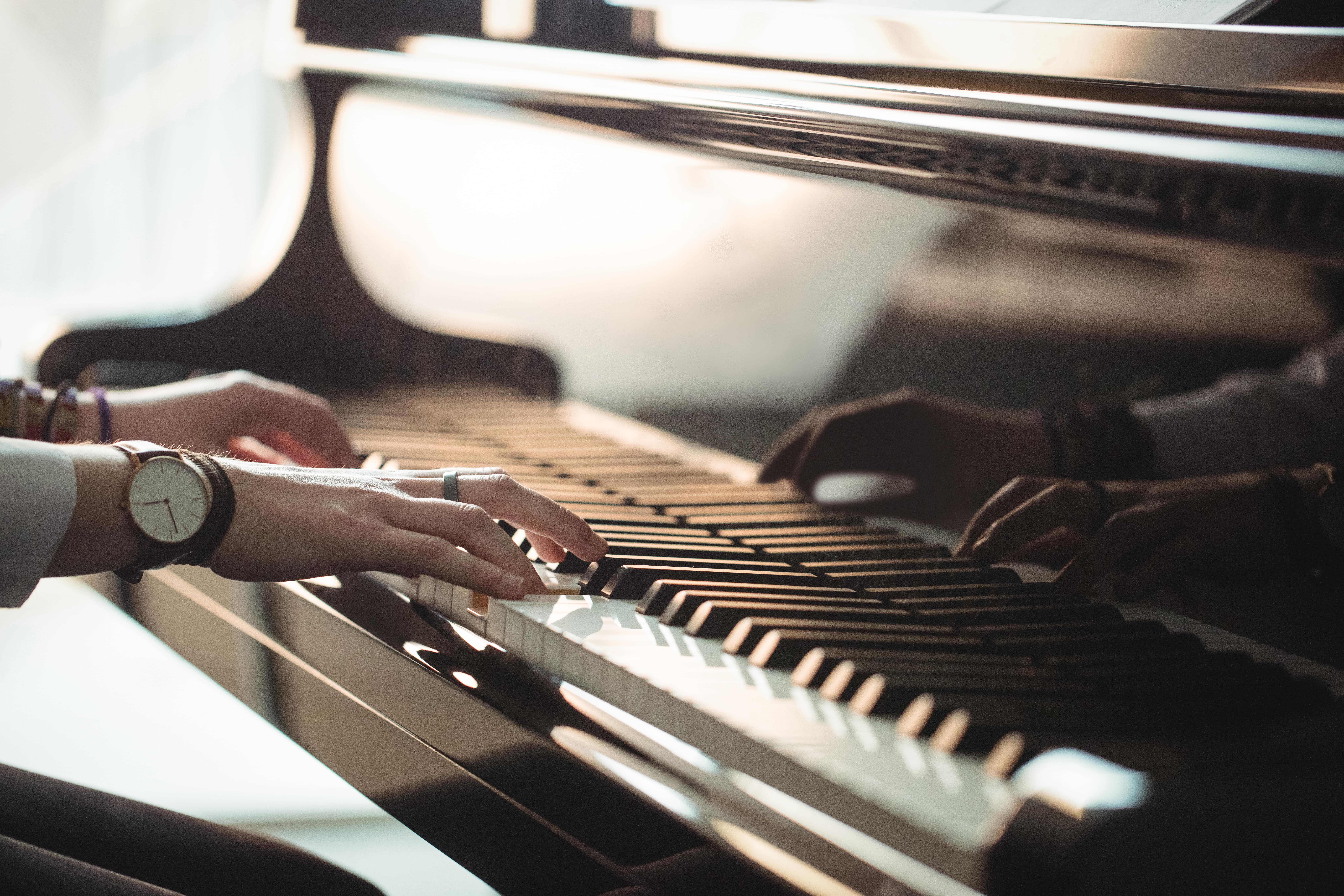 woman-playing-piano-min